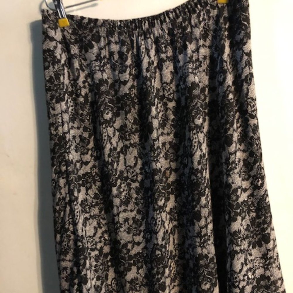 Briggs NY Black and White Lace Pattern Skirt
